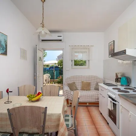 A 2 Near W Patio Parking And Grill Apartman Split