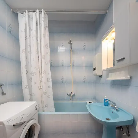 A 2 Near W Patio Parking And Grill Apartman