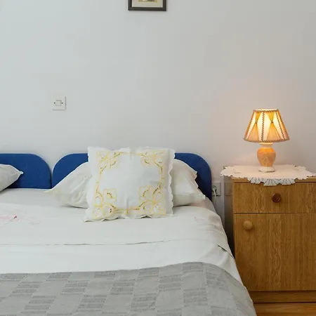 A 2 Near W Patio Parking And Grill Apartman