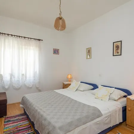A2 - Near W Patio Parking And Grill * Split