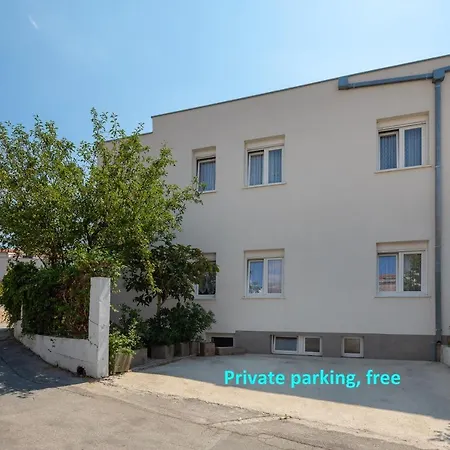 Apartment A2 - Near W Patio Parking And Grill Split