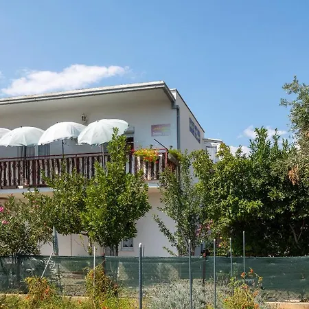 A2 - Near W Patio Parking And Grill * Split